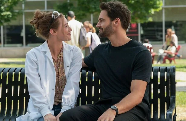 Lili Reinhardt en Tom Bateman