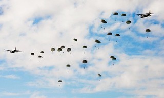 Luchtlandingen en herdenking Ginkelse Heide