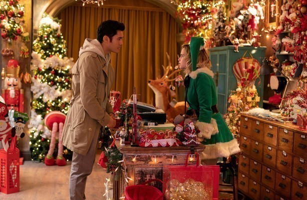 Henry Golding en Emilia Clarke