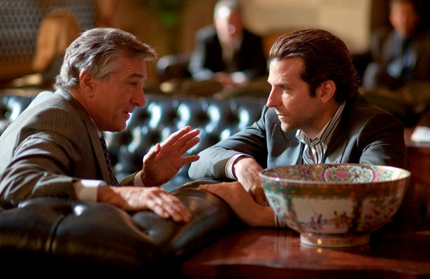 Robert De Niro en Bradley Cooper in Limitless