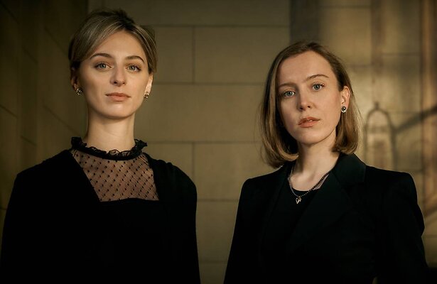 Claire als Mabel en Laura als Margarita.