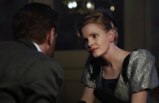 Kate Phillips als Eliza Scarlet in Miss Scarlet