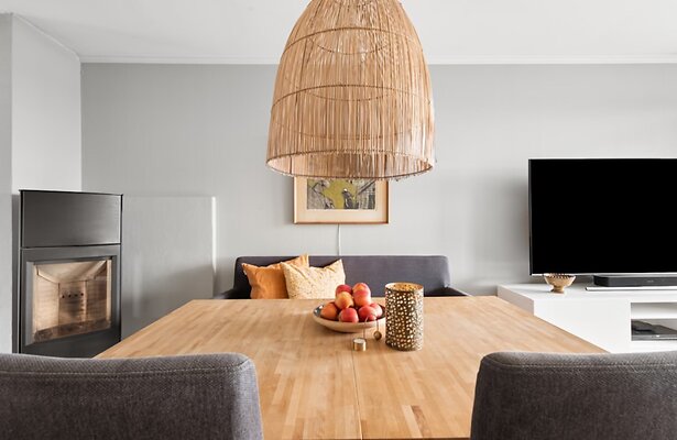 Zo vergelijk je materialen en ontwerpen van eettafels