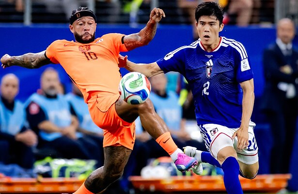 Memphis Depay en Yukinari Sugawara van Japan
