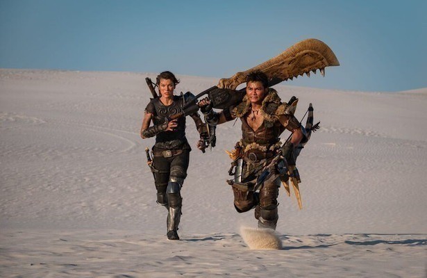 Milla Jovovich en Tony Jaa in Monster Hunter