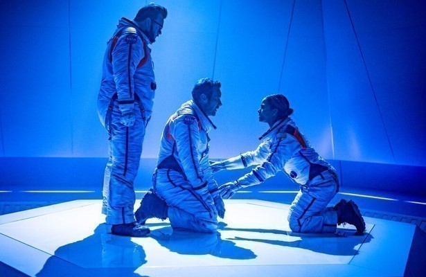 Halle Berry, Patrick Wilson en John Bradley in Moonfall