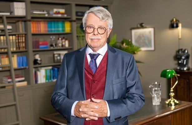 Mr. Frank Visser doet uitspraak