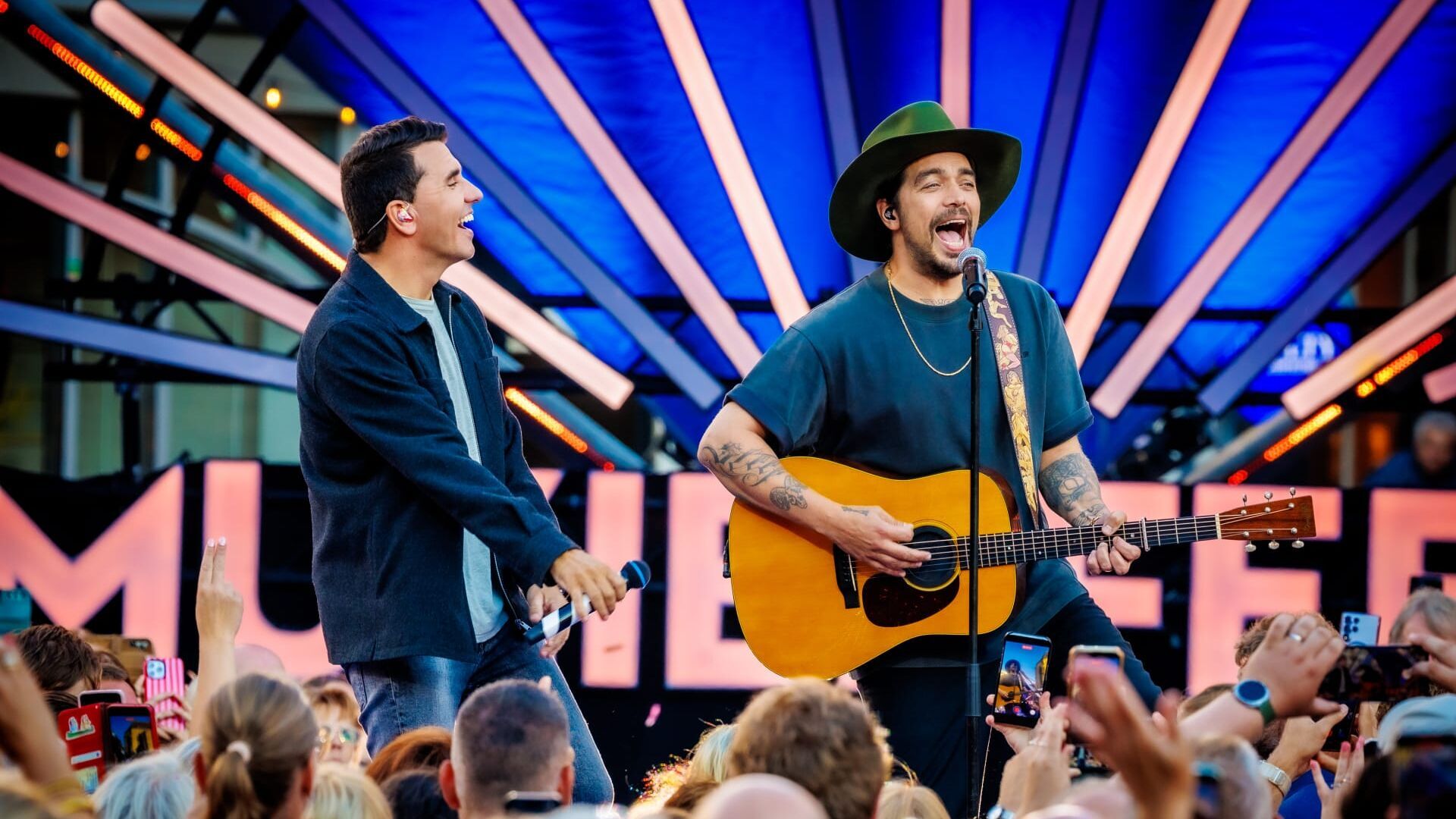 Samantha Steenwijk en Waylon treden op tijdens de laatste Muziekfeest op het Plein van dit seizoen