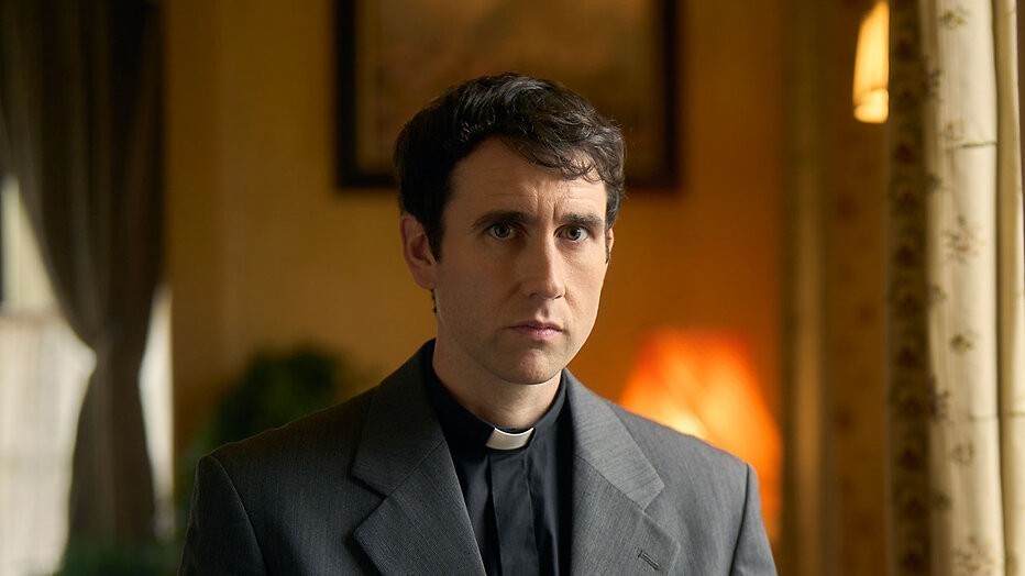 Matthew Lewis schittert in de nieuwe misdaadserie Murder before Evensong bij BBC NL