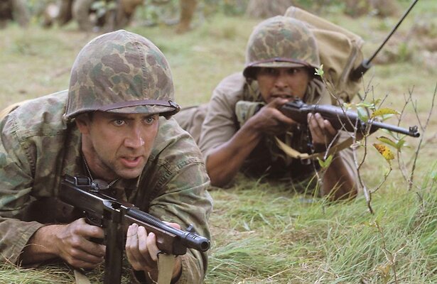 Nicolas Cage als Sergeant Joe Enders en Adam Beach als Ben Yahzee in Windtalkers