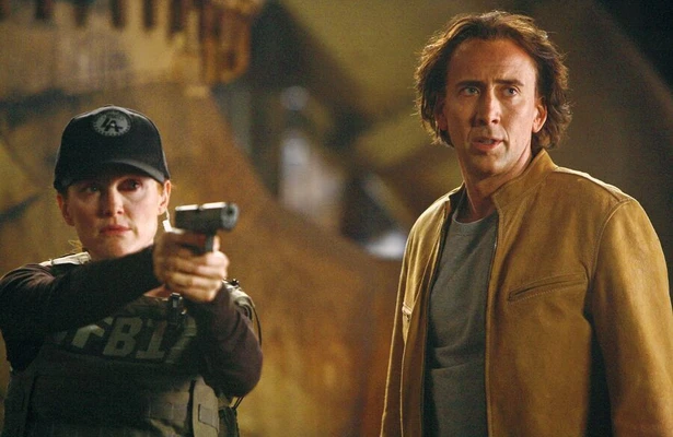 Julianne Moore en Nicolas Cage in Next