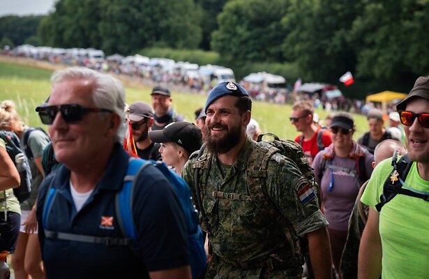 Wandelaars tijdens Nijmeegse Vierdaagse