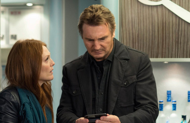 Liam Neeson en Julianne Moore in Non-Stop
