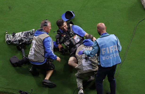 de cameraman die onderuit werd gehaald tijdens Oezbekistan - Colombia