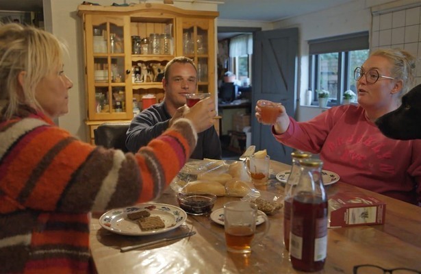 Yvon Jaspers met Hilda in Onze Boerderij