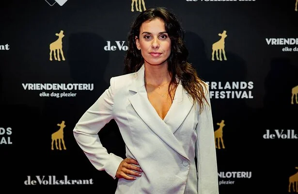 Actrice Ortál Vriend op de rode loper.