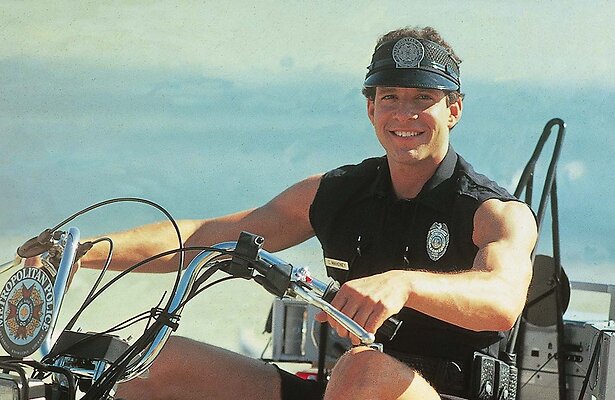 Steve Guttenberg als Carey Mahoney in Police Academy 2: Their First Assignment