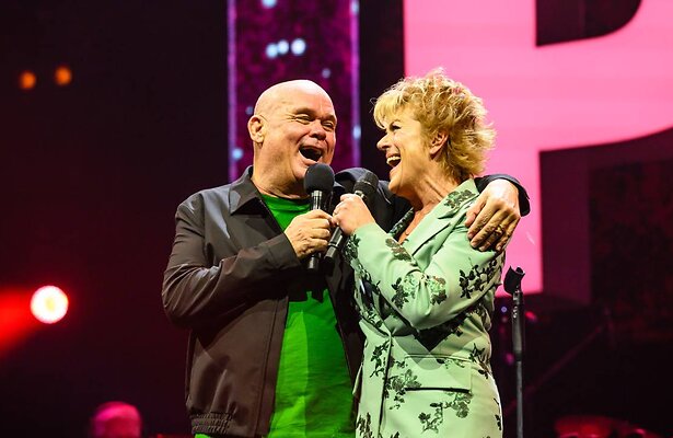 Paul de Leeuw en Simone Kleinsma in Paul & Vrienden 2025.