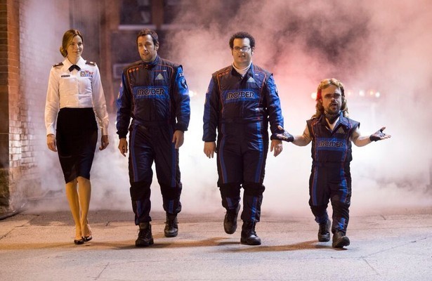 Michelle Monaghan, Adam Sandler, Josh Gad en Peter Dinklage in Pixels