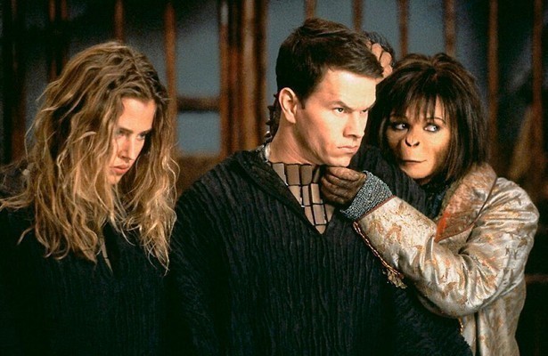 Estella Warren en Mark Wahlberg in Planet of the Apes