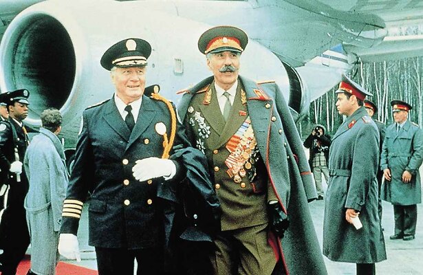 George Gaynes en Christopher Lee in Police Academy 7: Mission to Moscow