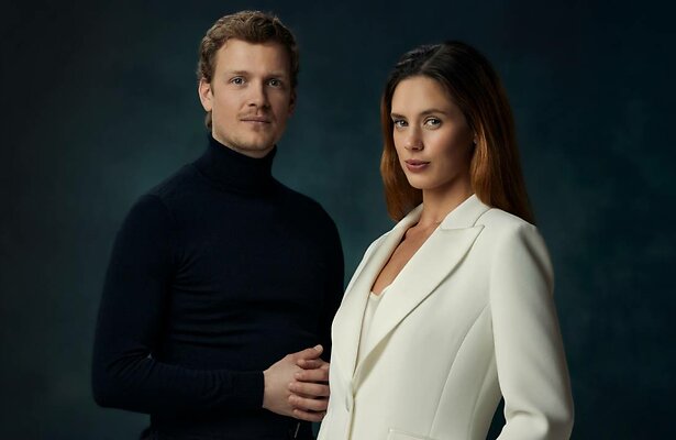 Martijn Lakemeier als Willem-Alexander en Delfina Chaves als Máxima.