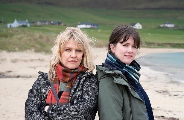 Ashley Jensen als Ruth Calder & Alison O'Donnell als Tosh’ McIntosh