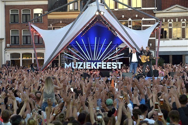 sterren muziekfeest op het plein