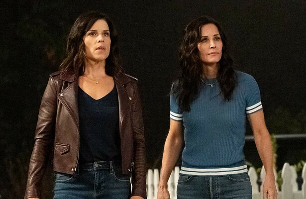 Courteney Cox en Neve Campbell in Scream (2022)