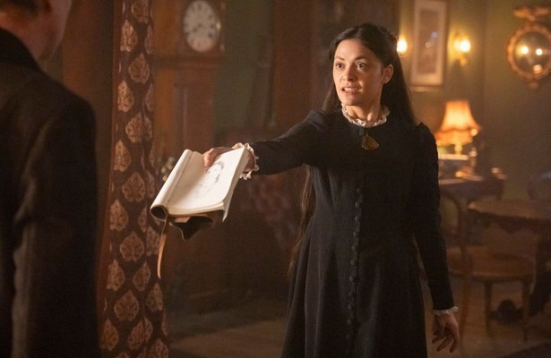 Blu Hunt als Amelia Rojas in Sherlock & Daughter