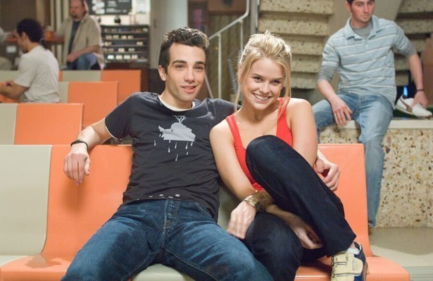Alice Eve en Jay Baruche in She's Out of My League