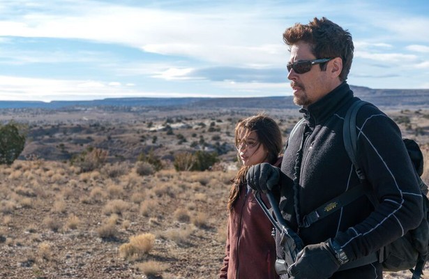 Benicio Del Toro en Isabela Moner in Sicario