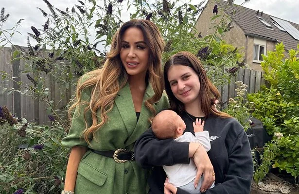 Dana & Tamara Elbaz in Vier Handen Op Eén Buik.