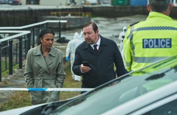 Marsha Thomason en Daniel Ryan in The Bay