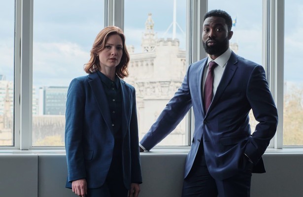 Holliday Grainger en Paapa Essiedu in The Capture