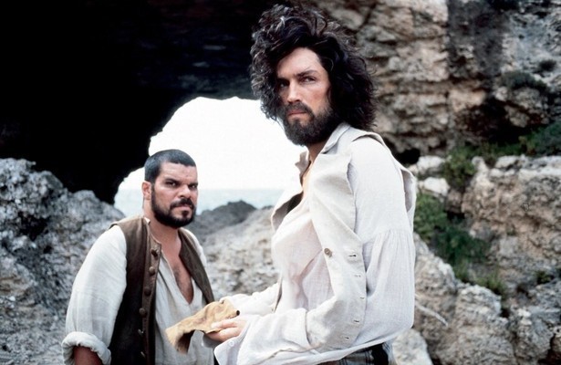 Luis Guzmán en Jim Caviezel in The Count of Monte Cristo