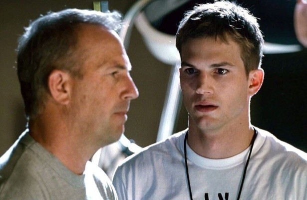 Kevin Costner en Ashton Kutcher in The Guardian