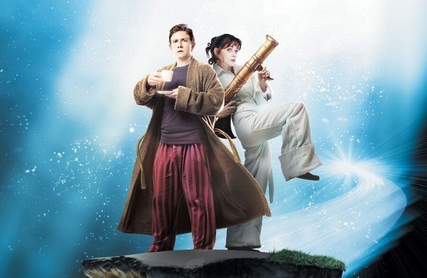 Martin Freeman en Zooey Deschanel in The Hitchhiker's Guide to the Galaxy