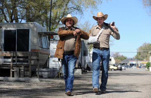 John Leguizamo en Patrick Wilson in The Hollow Point