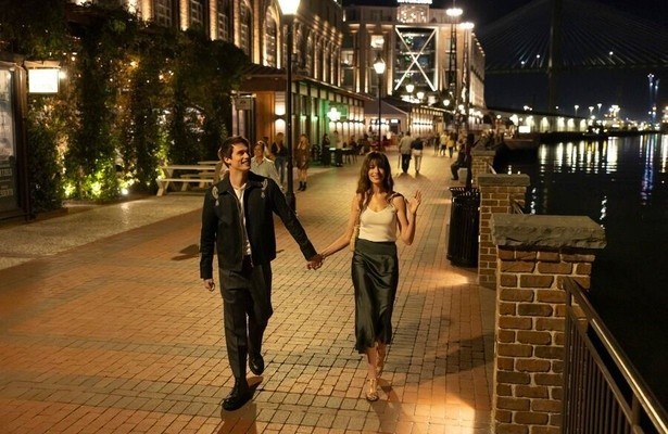 Nicholas Galitzine en Anne Hathaway in The Idea of You