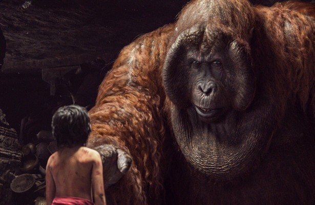 Neel Sethi en King Louie in The Jungle Book