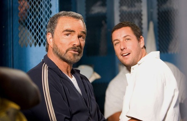 Burt Reynolds als Coach Nate Scarborough en Adam Sandler als Paul Crewe in The Longest Yard