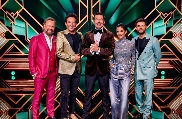 Panelleden met presentator The Masked Singer