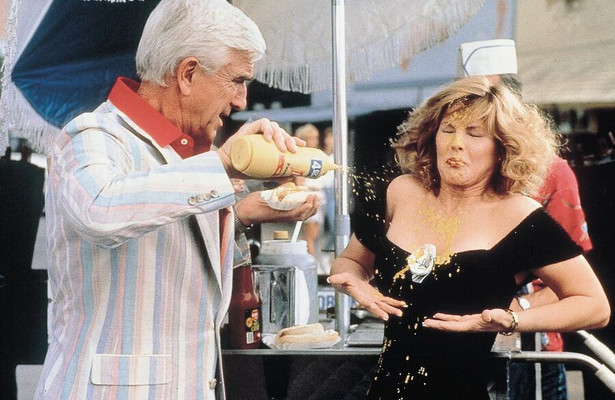 Leslie Nielsen en Priscilla Presley in The Naked Gun: From the Files of Police Squad!