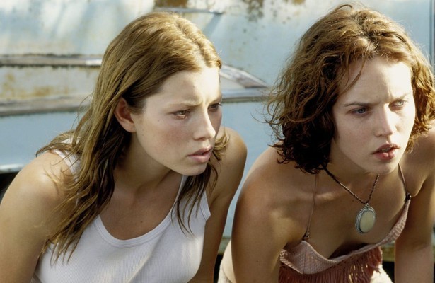Jessica Biel en Erica Leerhsen in The Texas Chainsaw Massacre