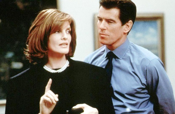 Rene Russo en Pierce Brosnan in The Thomas Crown Affair