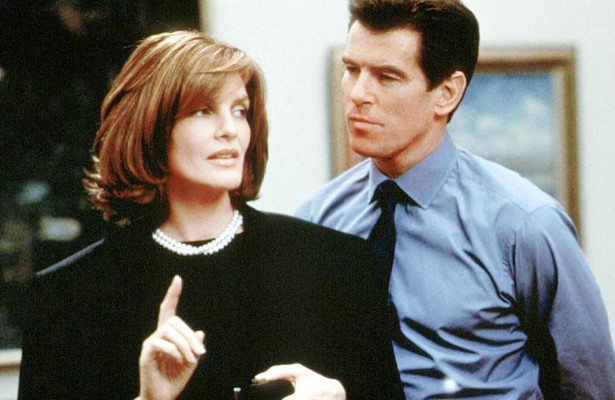 Rene Russo en Pierce Brosnan in The Thomas Crown Affair