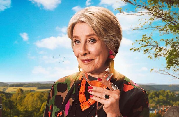 Phyllis Logan als Cora Felton in The Puzzle Lady