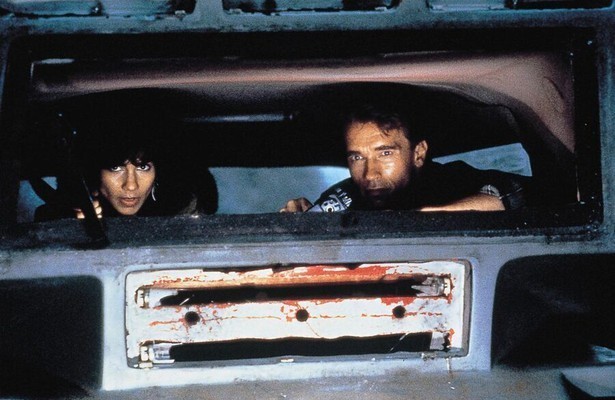 Rachel Ticotin als Melina en Arnold Schwarzenegger als Douglas Quaid in Total Recall