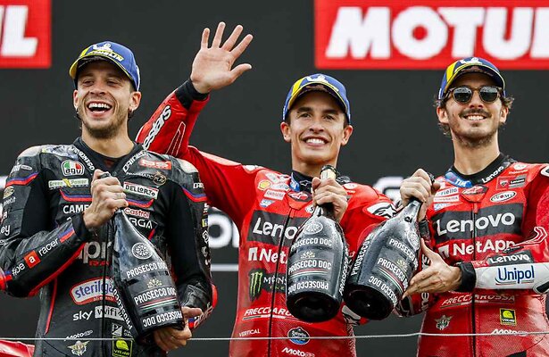 Marco Bezzecchi, Marc Marquez, Francesco Bagnaia tijdens de TT Assen